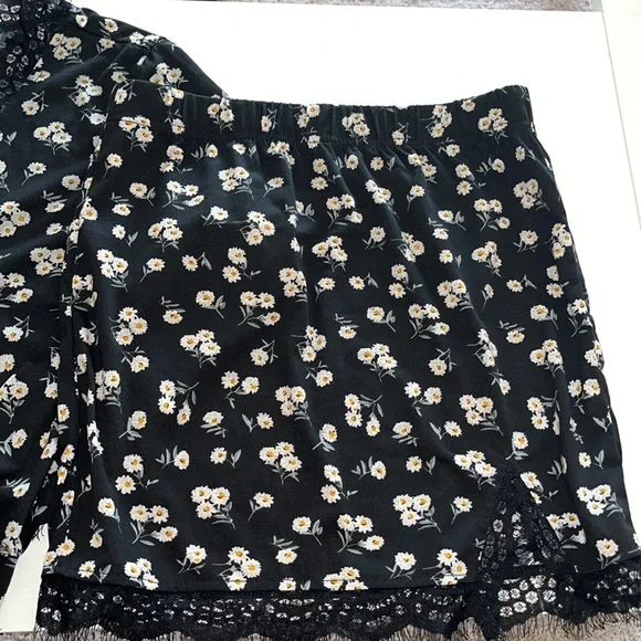 Two piece shein skirt and button up long sleeve floral and lace 💐🖤never worn - Picture 5 of 6